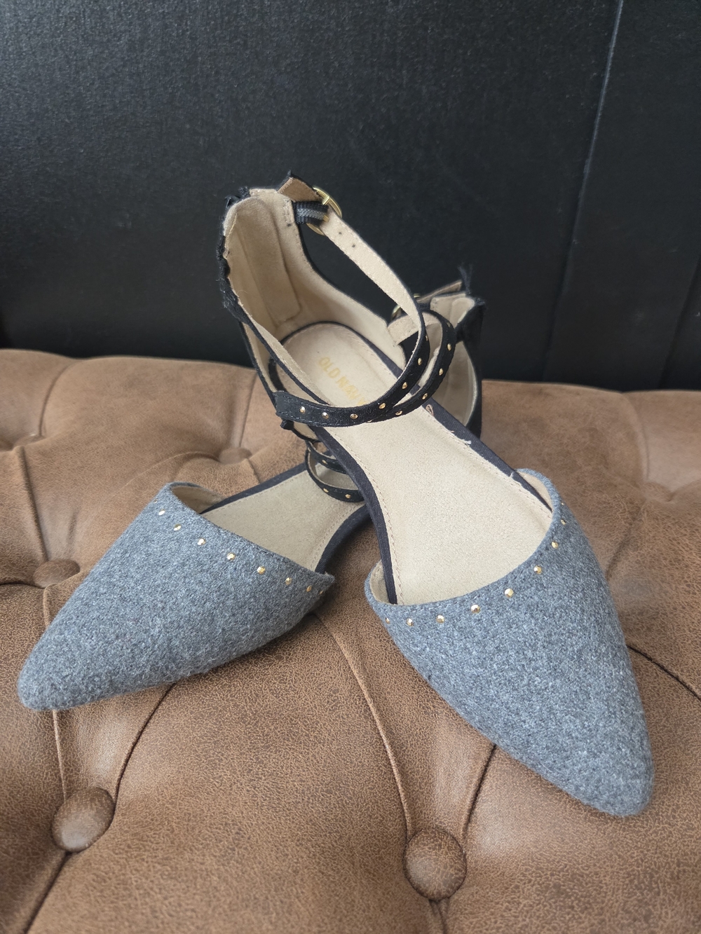 Old Navy Women's Gray Pointed-Toe Ankle-Strap Flats with Black Straps ~ Size 6